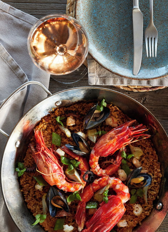 Nahaufnahme von Paella-Gericht mit Servierplatten