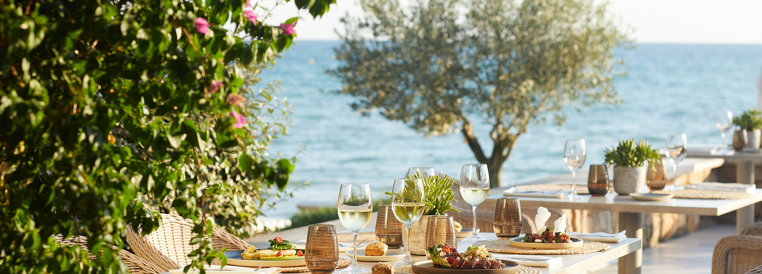Tavolo lungo del ristorante con vista sul mare