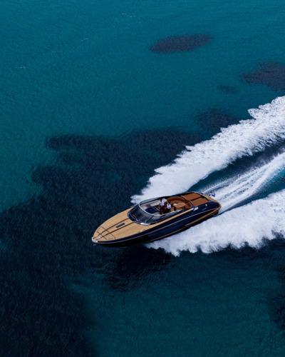 Coppia sullo yacht Sani Riva