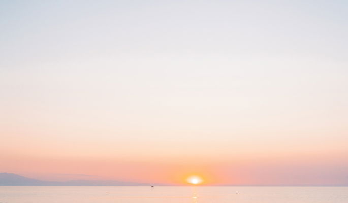 Famiglia sulla spiaggia del Sani Resort al tramonto