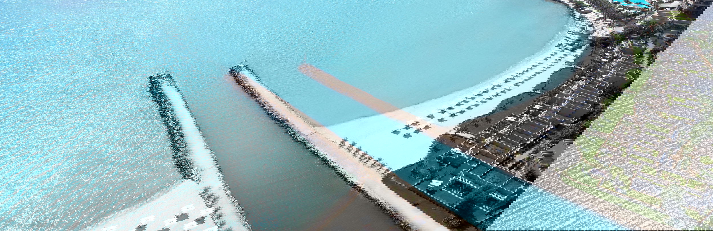 Vista aerea della spiaggia e del mare
