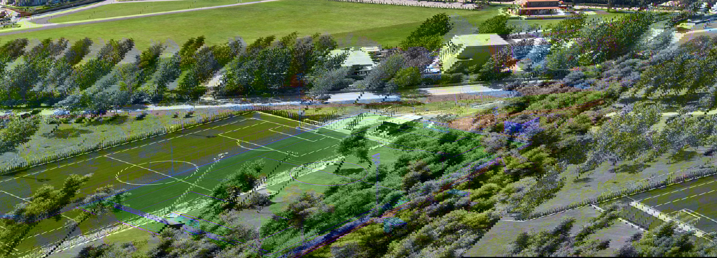 Luftaufnahme der Chelsea Football Academy im Sani Resort