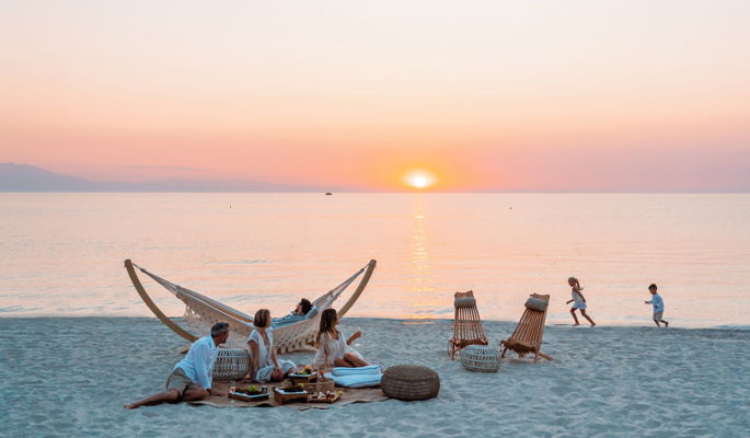 Mère et fille regardant la mer au coucher du soleil