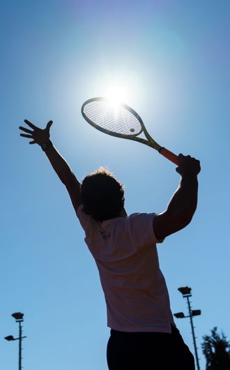 Έτοιμος για σερβίς στο Rafa Nadal Tennis Centre