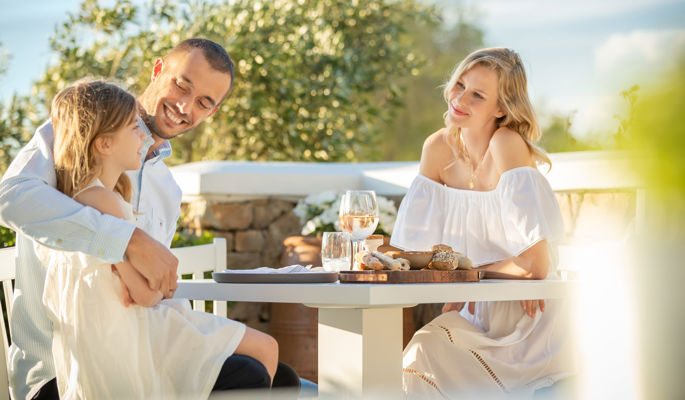 Famille savourant une gastronomie de classe mondiale dans un restaurant