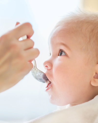 Μωρό που το ταΐζουν 