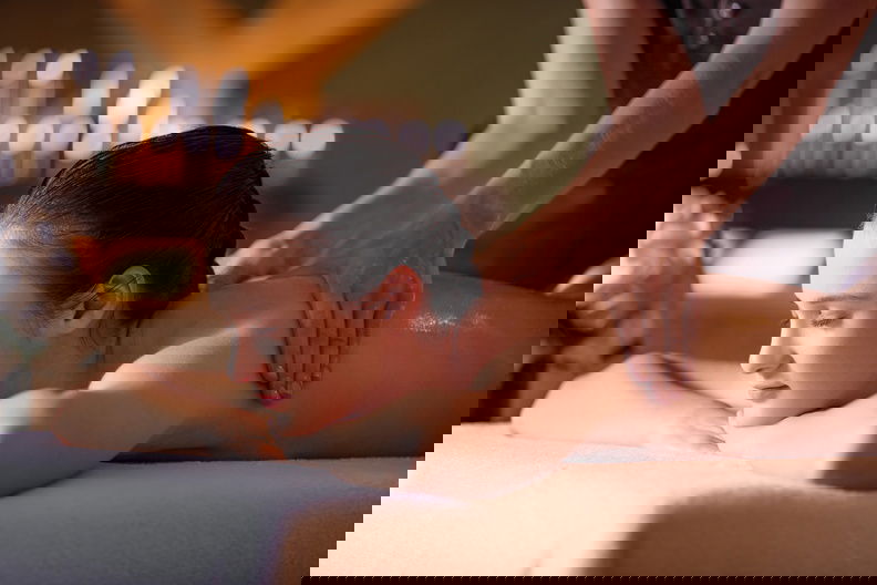 Frau bekommt eine Rückenmassage im Spa