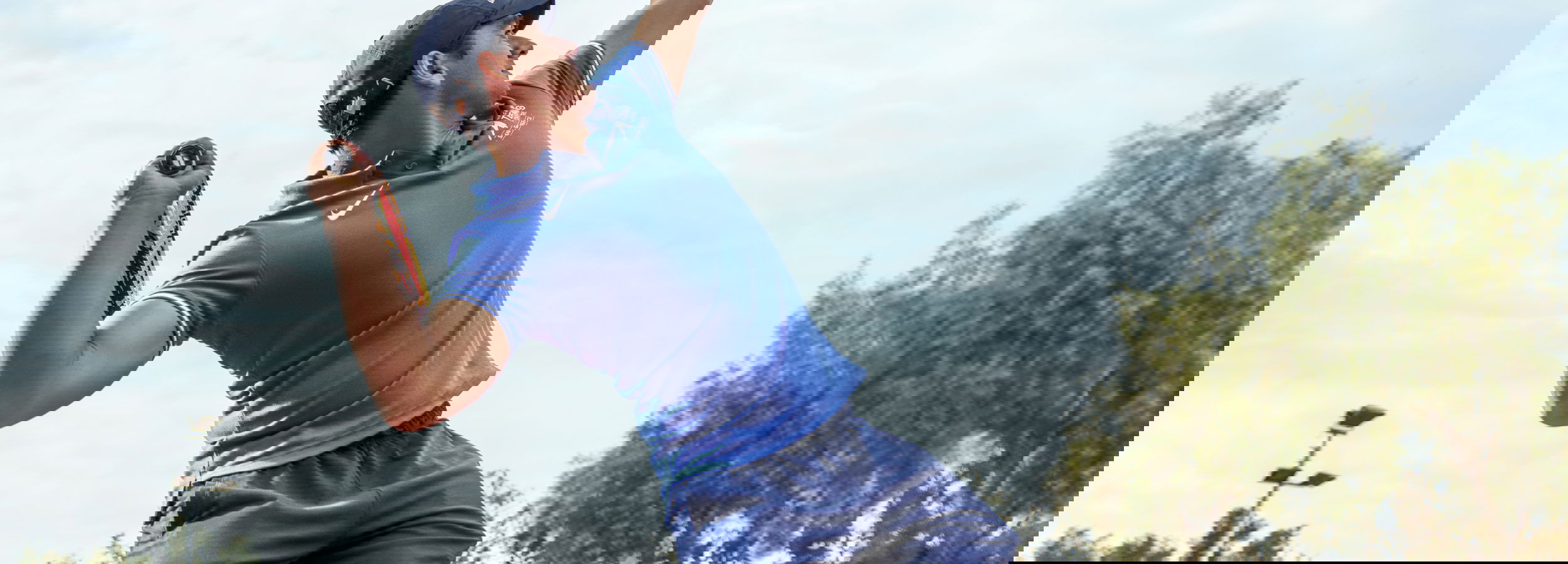 Mann, der im Rafa Nadal Tennis Center einen Auflschlag macht