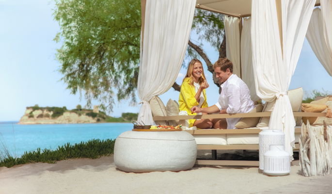 Deux familles en maillot de bain marchant le long de Bousoulas Beach