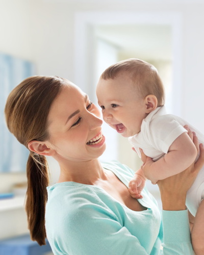 Мать держит ребенка 