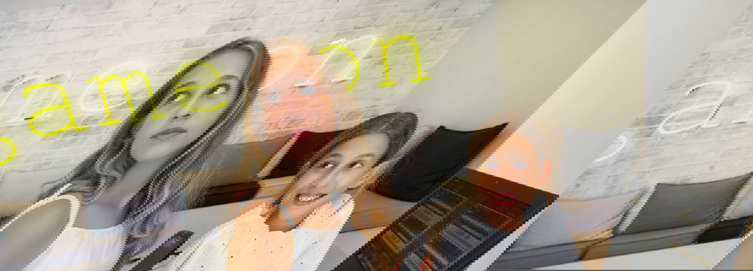 Deux adolescents jouant avec un instrument de musique