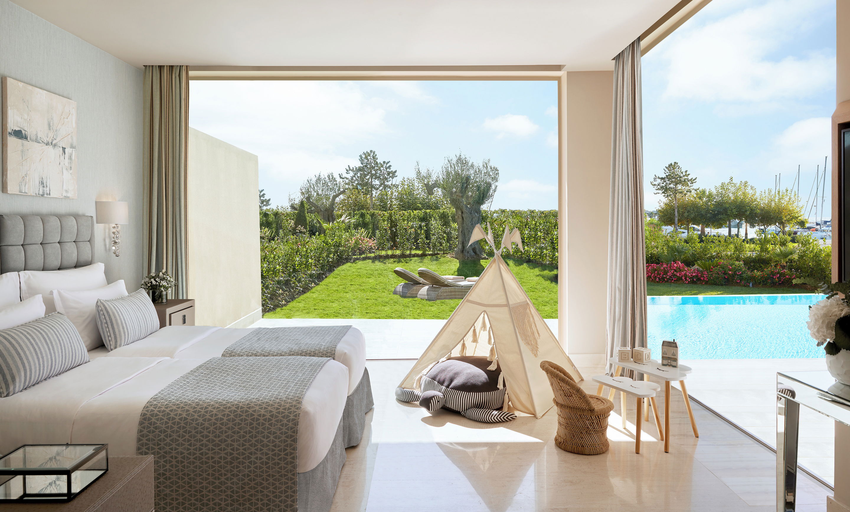 Großes Familienzimmer mit Innenzelt und Poolblick