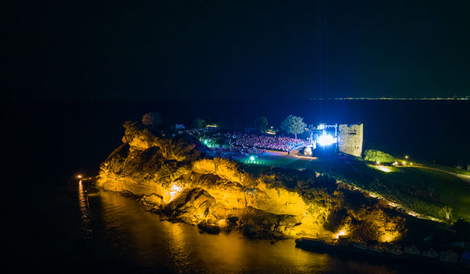 Το Sani Festival στον λόφο της Σάνης το βράδυ