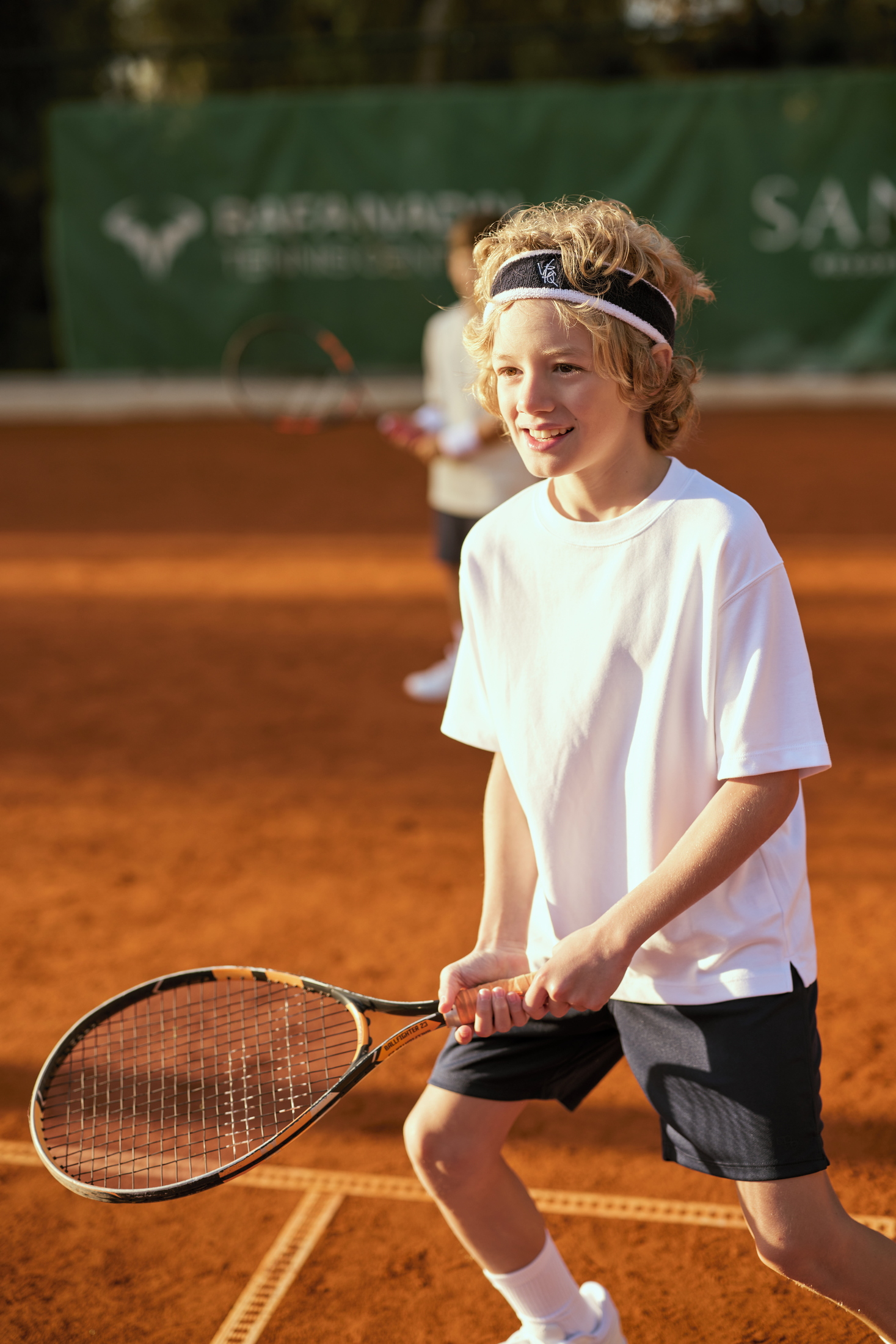 Άντρας που παίζει τένις στο Rafa Nadal Tennis Center
