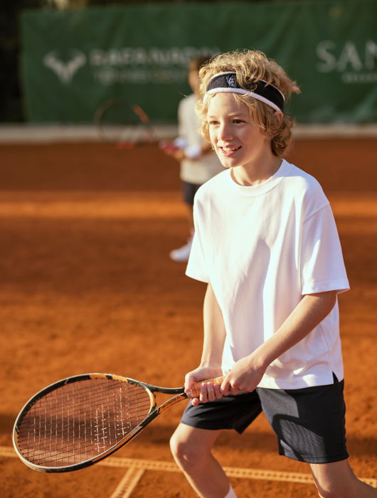 Άντρας που παίζει τένις στο Rafa Nadal Tennis Center