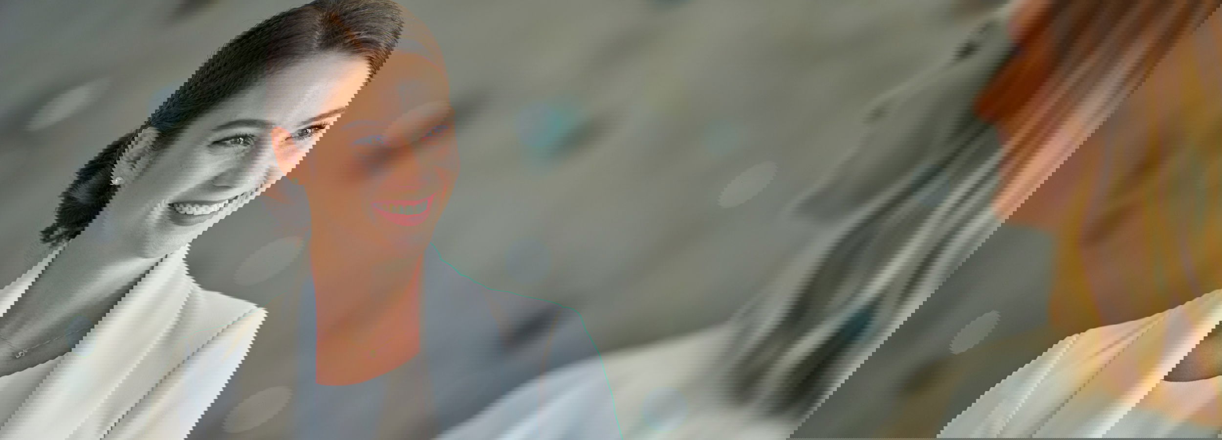 Dame parlant au concierge