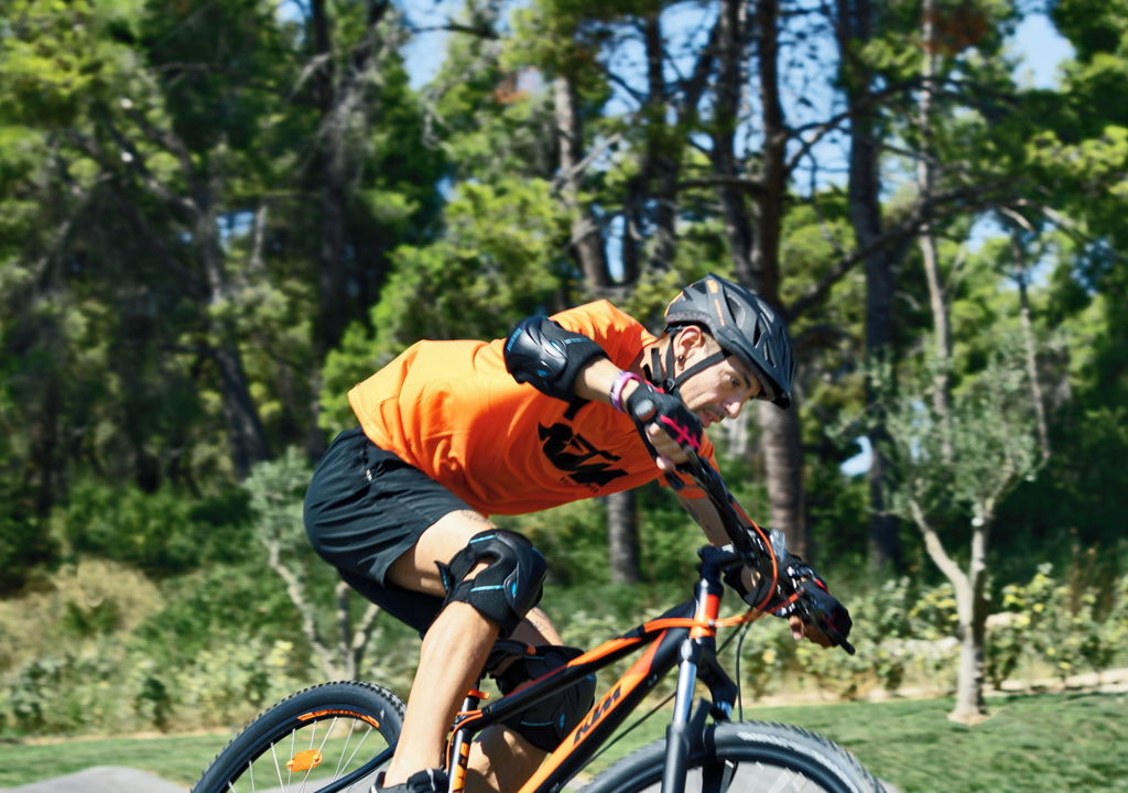 Mann fährt Mountainbike