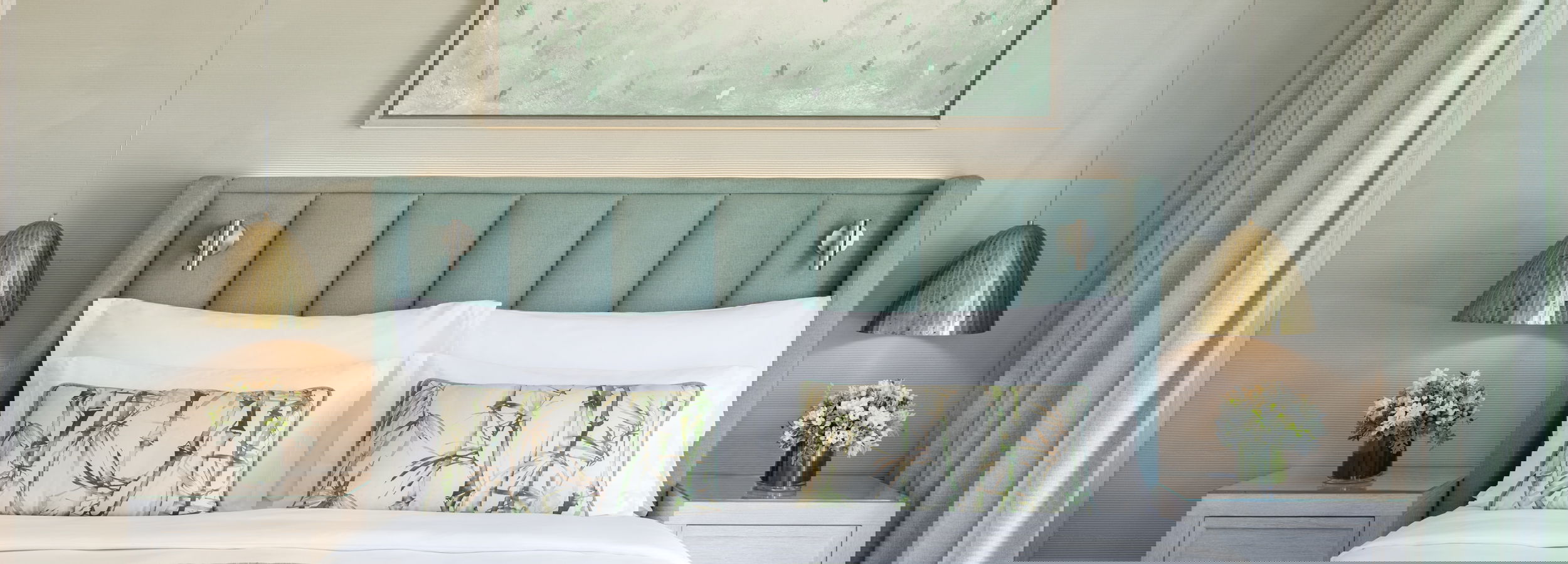 Plan rapproché d'un lit double avec coussins