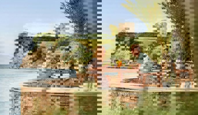 Le chef du Sani Resort en train de dresser une assiette pour le service