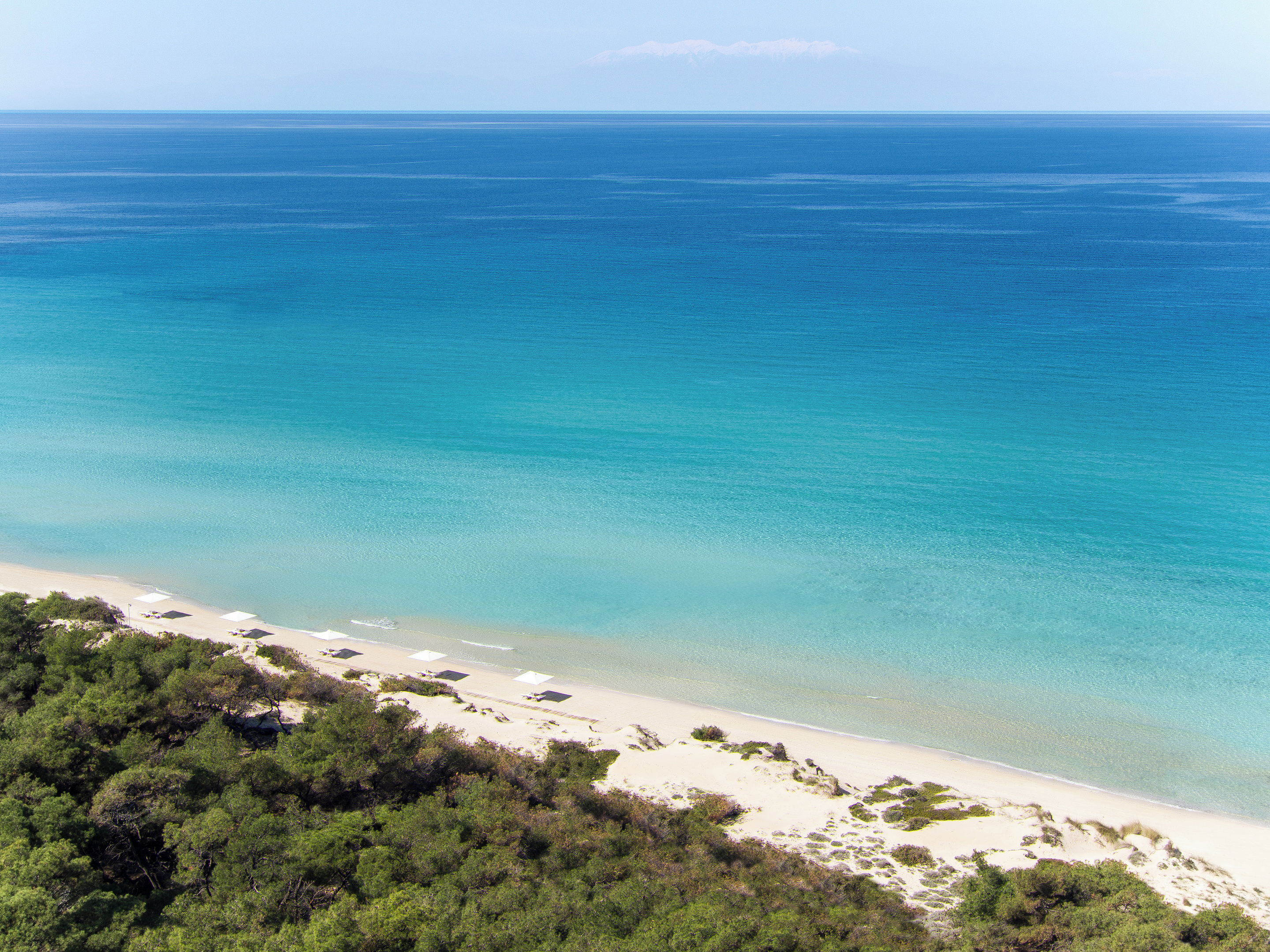 Vista di piscine e spiaggia a Sani Beach