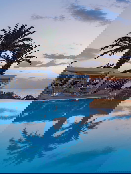 Coucher de soleil au Sani Club Lounge Bar Restaurant