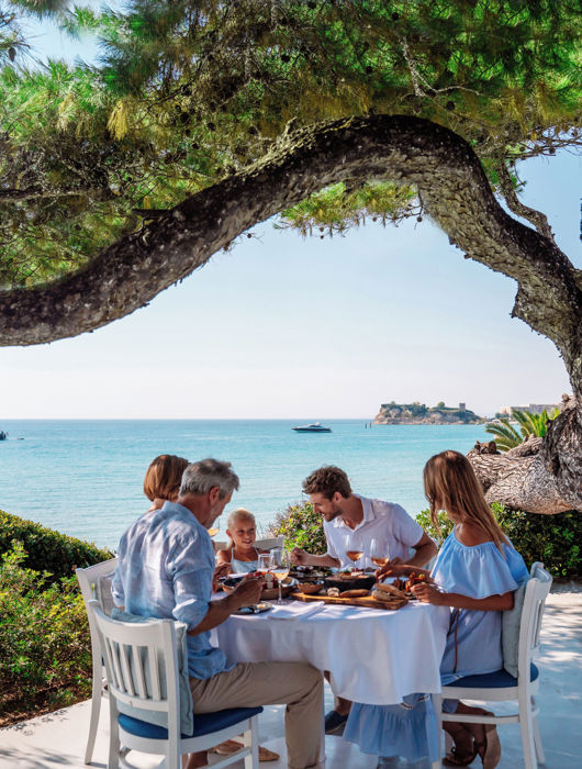 Famille dégustant une gastronomie de classe mondiale dans un restaurant en plein air