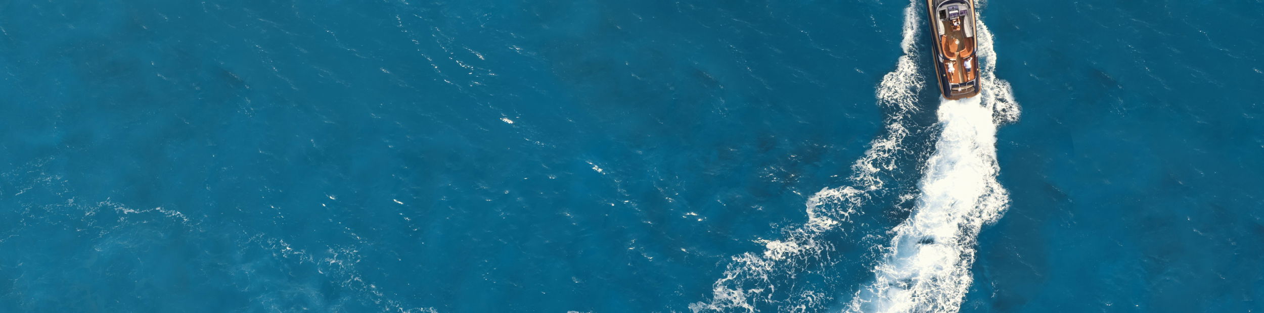 Famille sur bateau de croisière d'une journée