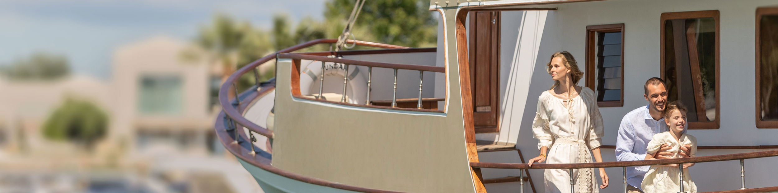 Famille sur bateau de croisière d'une journée