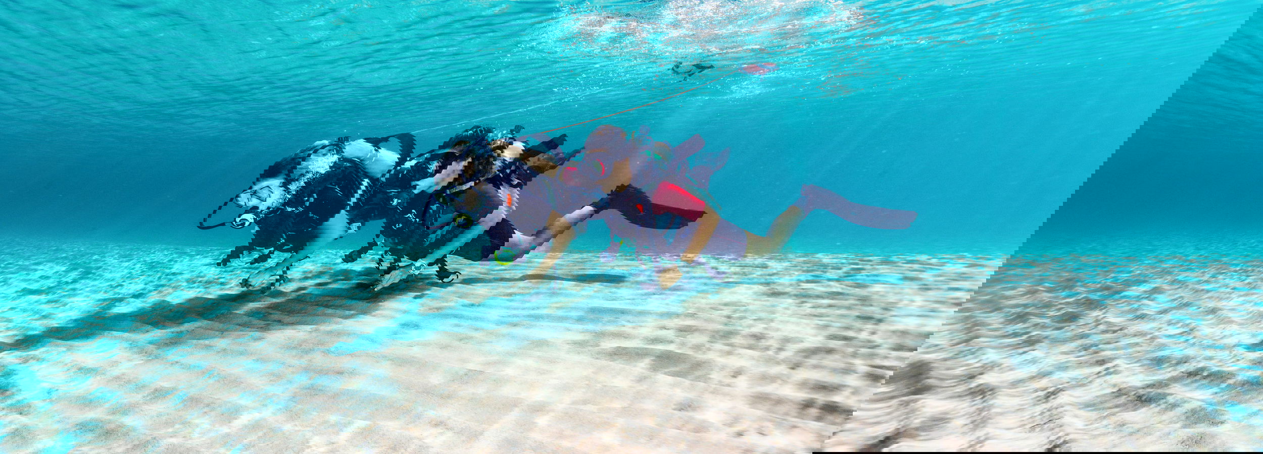 Frau und Mädchen tauchen im Sani Resort