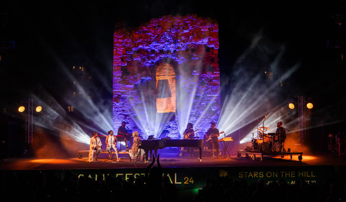 Το Sani Festival στον λόφο της Σάνης το βράδυ