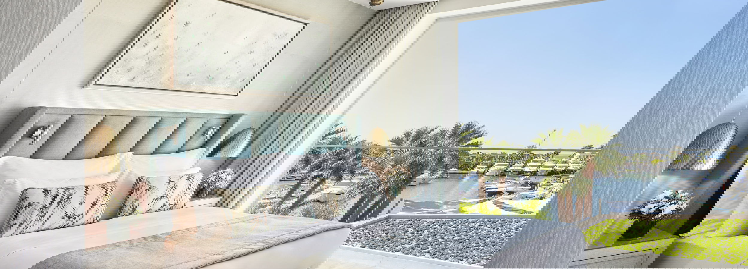 Plan rapproché d'un lit double avec coussins