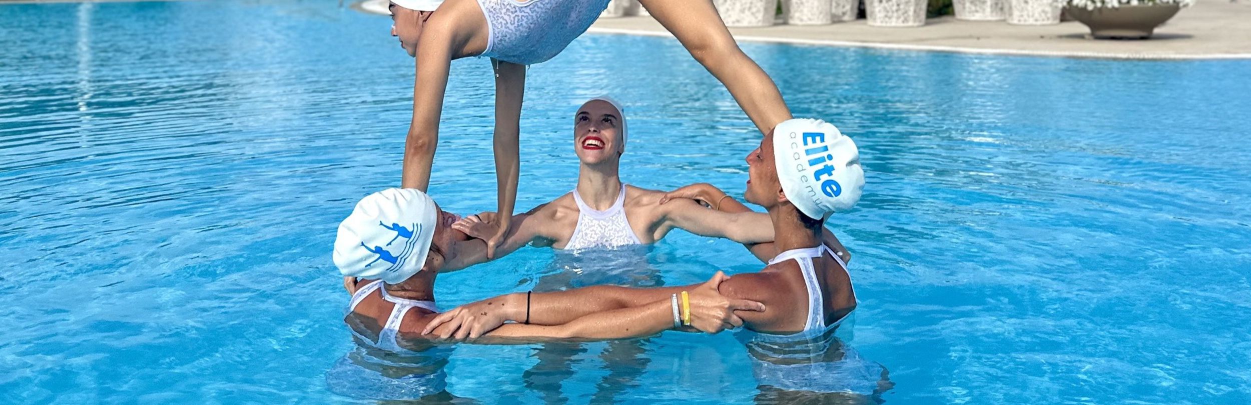 Cours de natation synchronisée par équipes