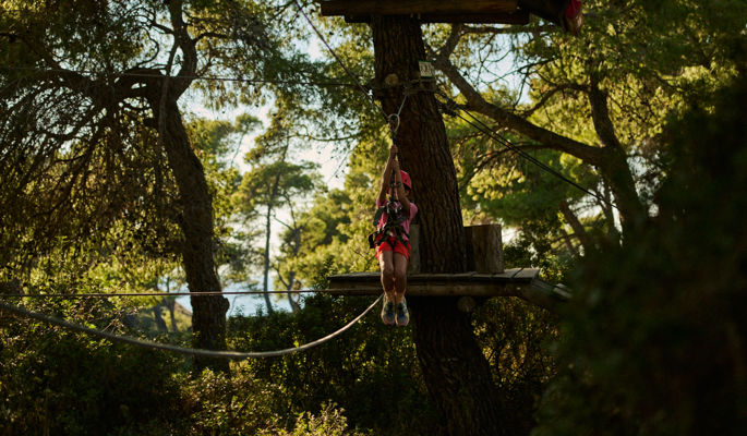 Donna che cammina accanto alla piscina sullo sfondo del mare