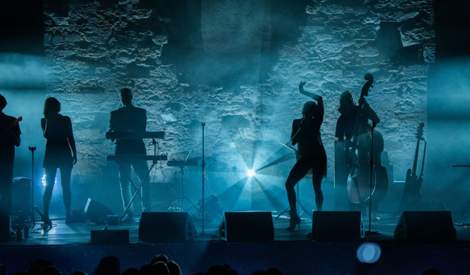 Το Sani Festival στον λόφο της Σάνης το βράδυ