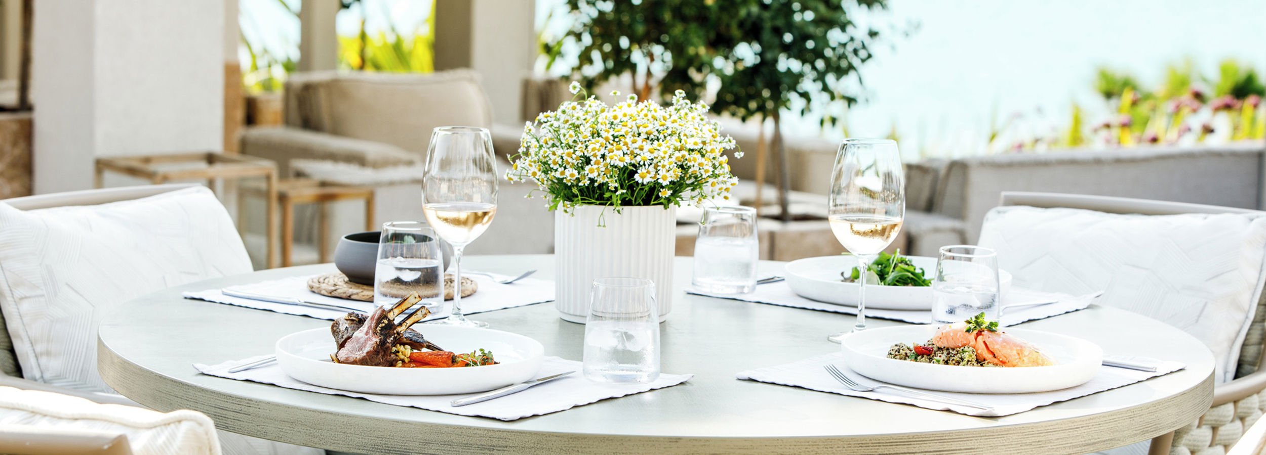 Tavolo per quattro, arredi del ristorante