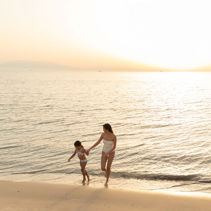 Mère et fille s'éloignant de la mer au crépuscule