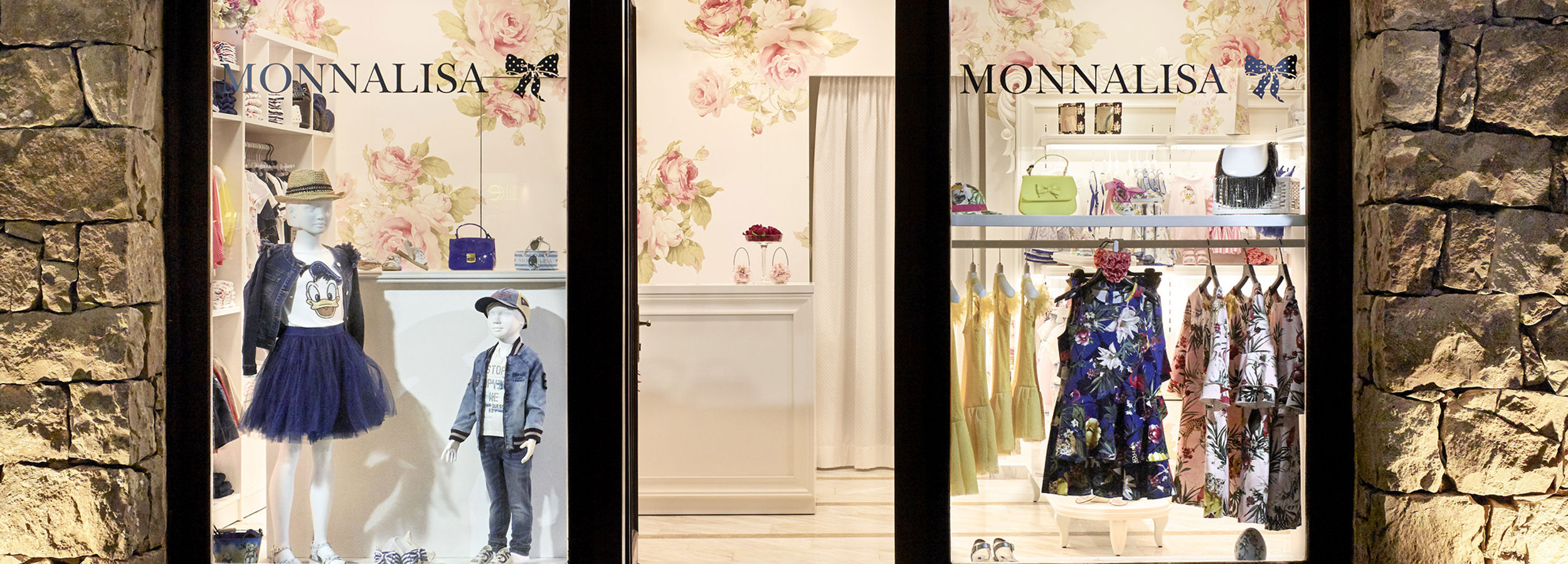Витрина в магазине Monnalisa