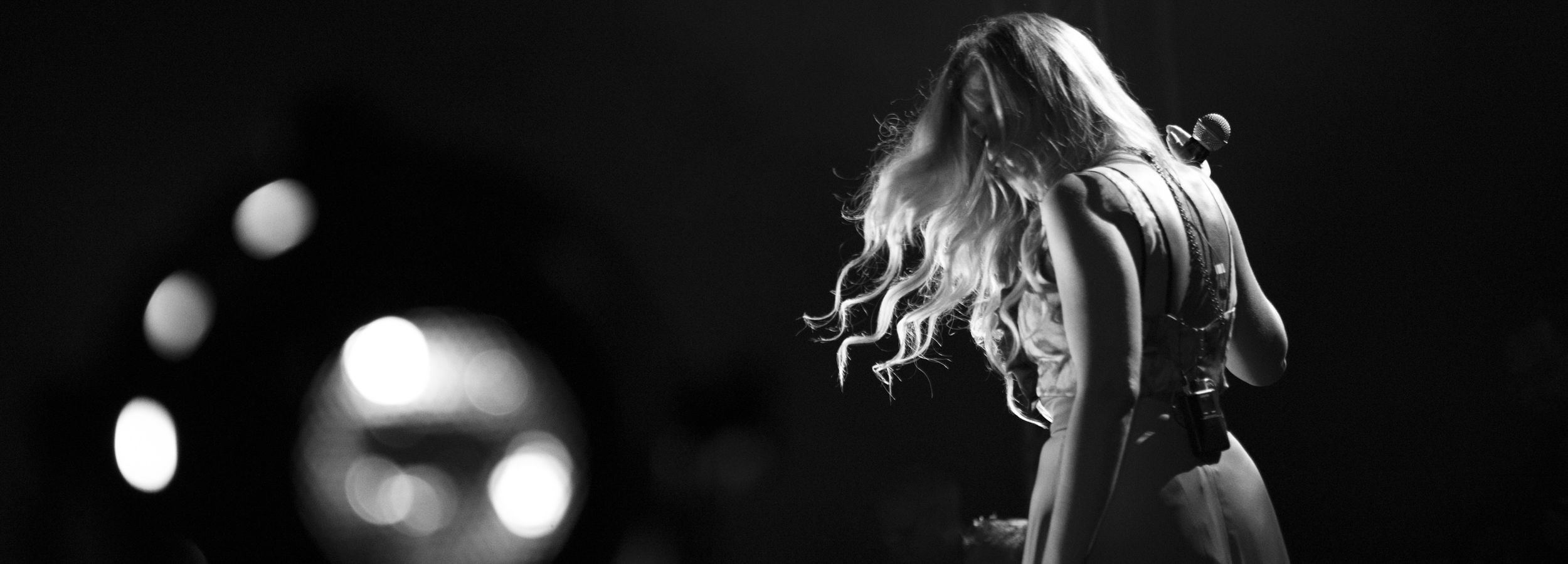 Frau singt auf der Bühne beim Sani Festival