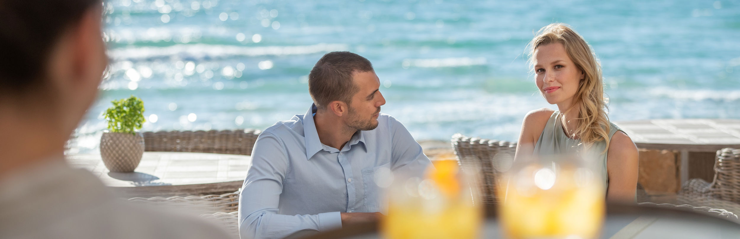 Paar mit Cocktails in der Sani Bar