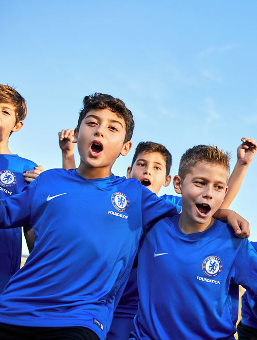 Jugendliche feiern im Sani Chelsea FC