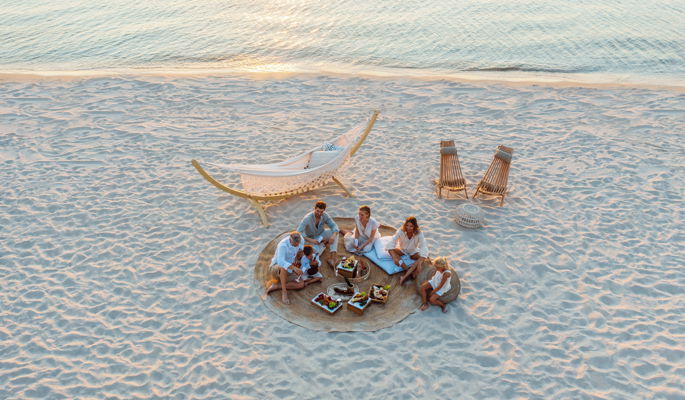 Семья на пляже на курорте Sani Resort