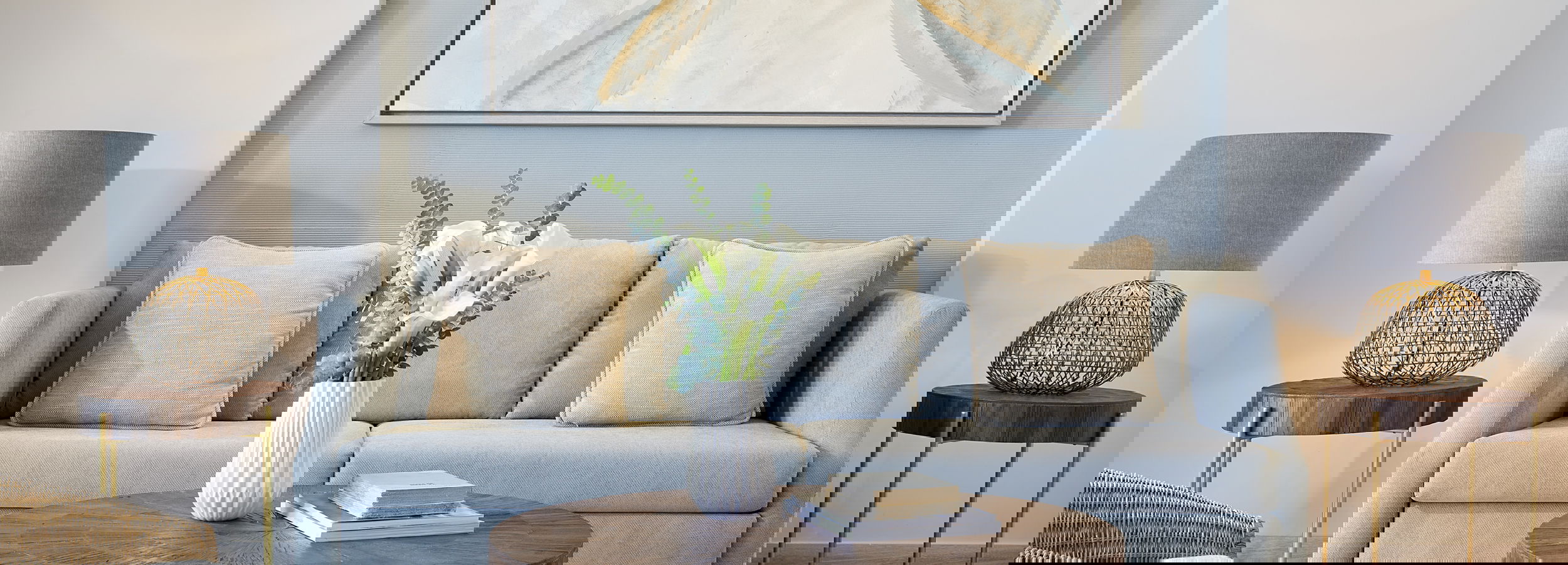 Plan rapproché d'une table basse et d'un sofa