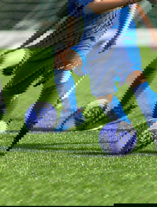 Jugendliche spielen Fußball im Sani Chelsea FC