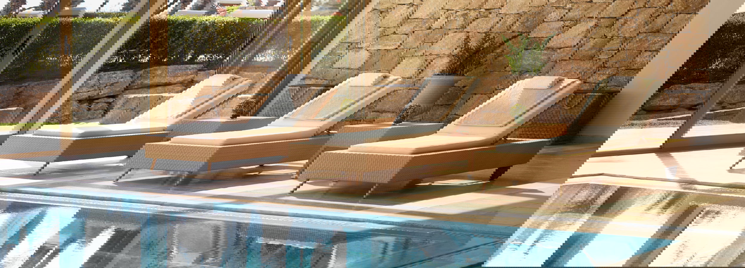 Vista della piscina coperta con lettini presso Sani Spa