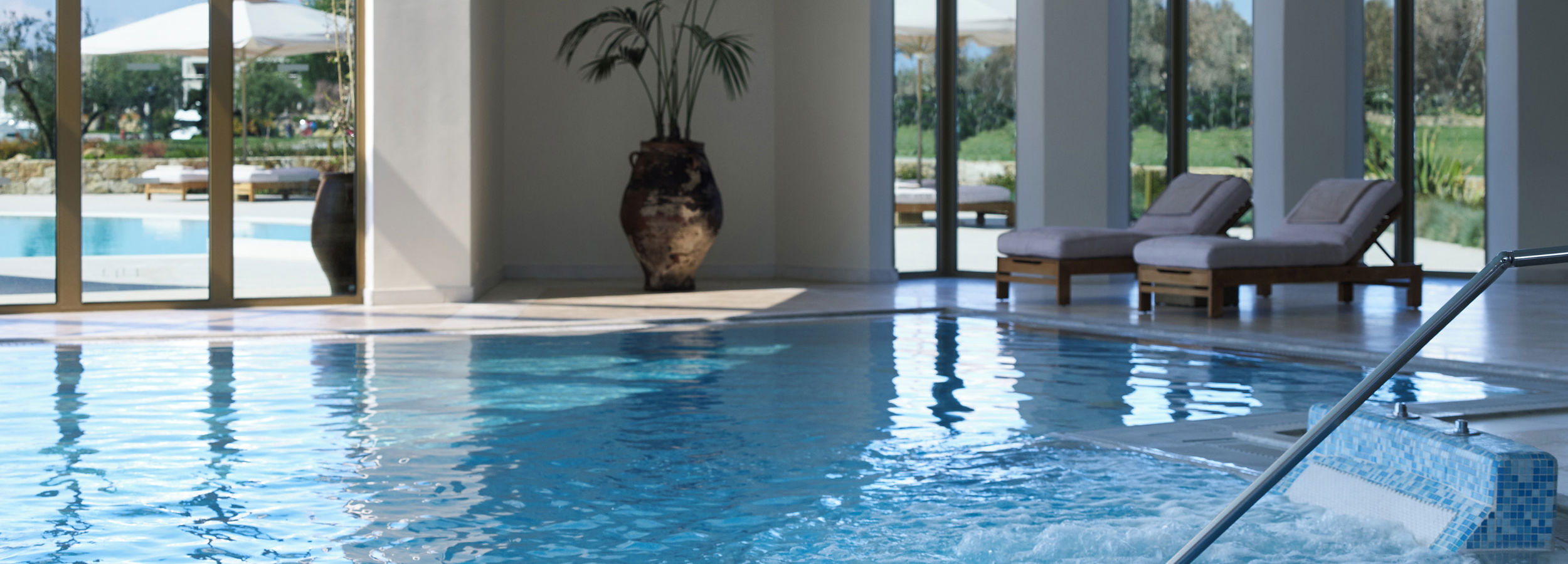 Piscine intérieure Jacuzzi à la Suite Spa de Porto Sani