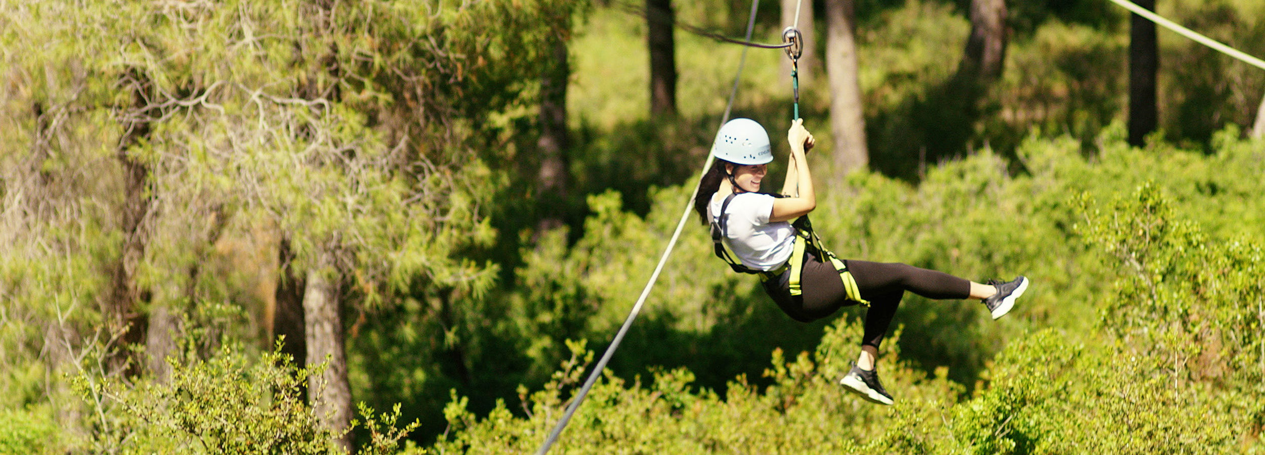 Femme faisant de l'accrobranche