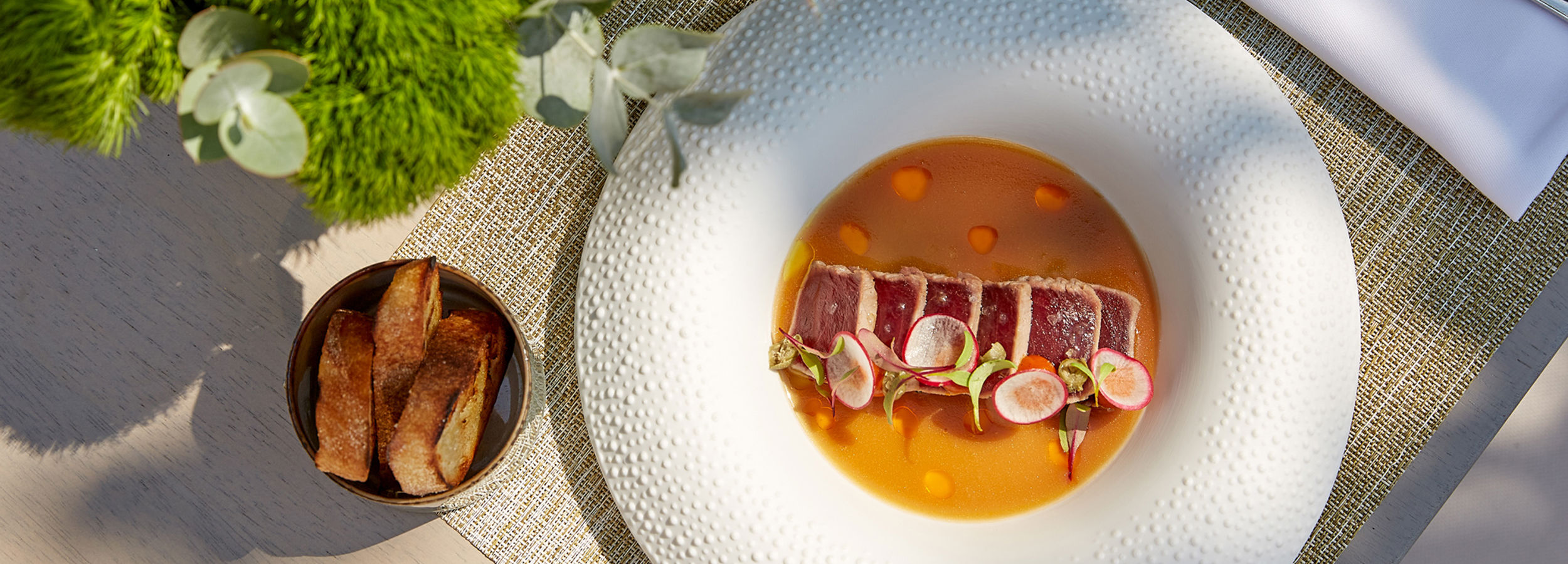 Gericht mit Thunfisch und Pommes