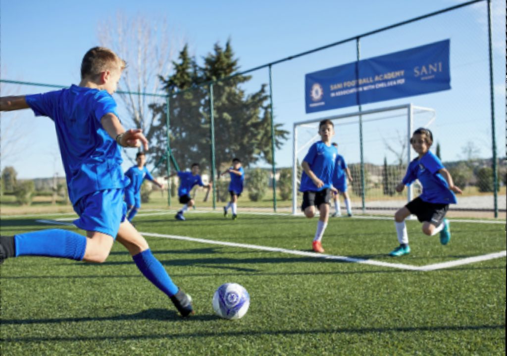 Jugendliche spielen Fußball im Sani Chelsea FC