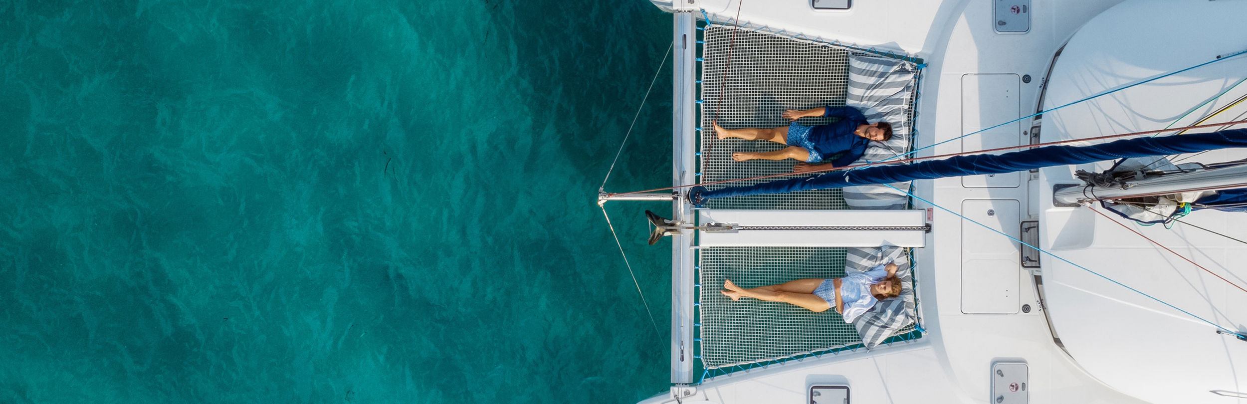 Coppia che si rilassa sullo yacht cruise