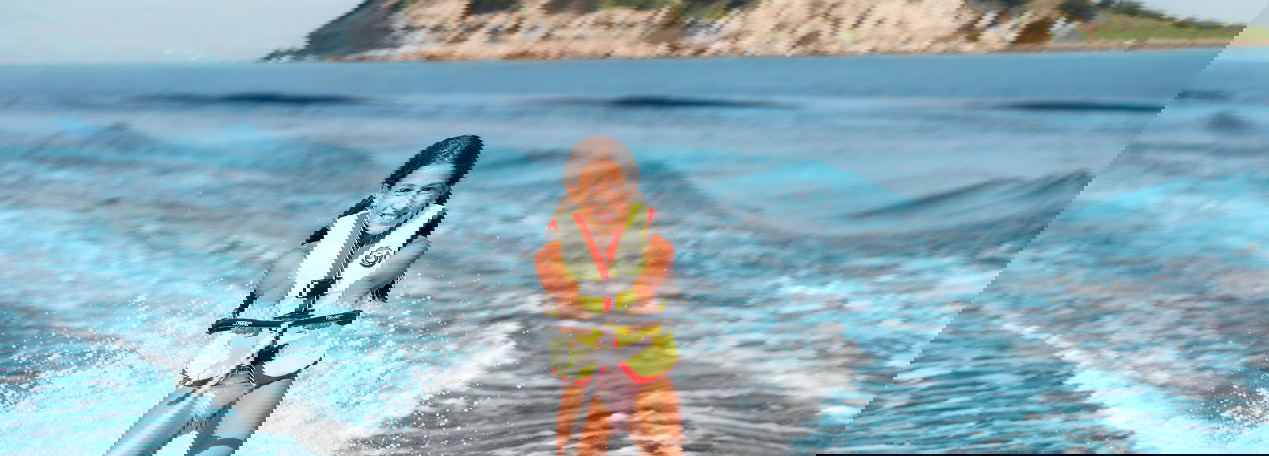 Mädchen auf Wasserski im Sani Resort